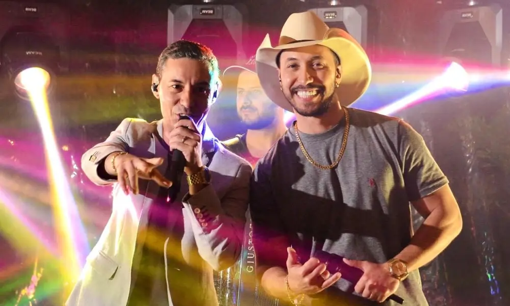 Dupla em meio às luzes do show
